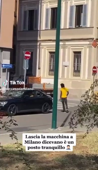 A Milano un immigrato distrugge un’auto con una pietra | video