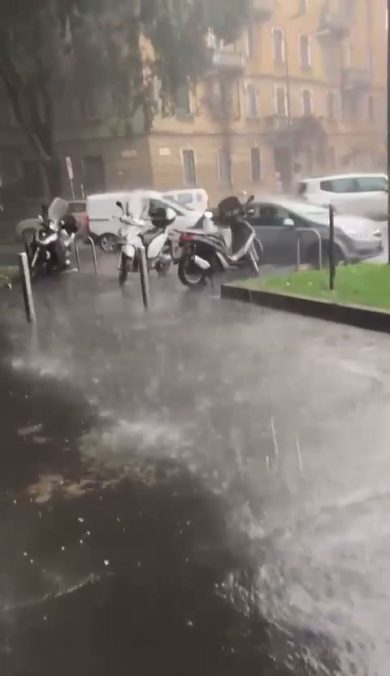 Maltempo, nubifragio su Milano | video