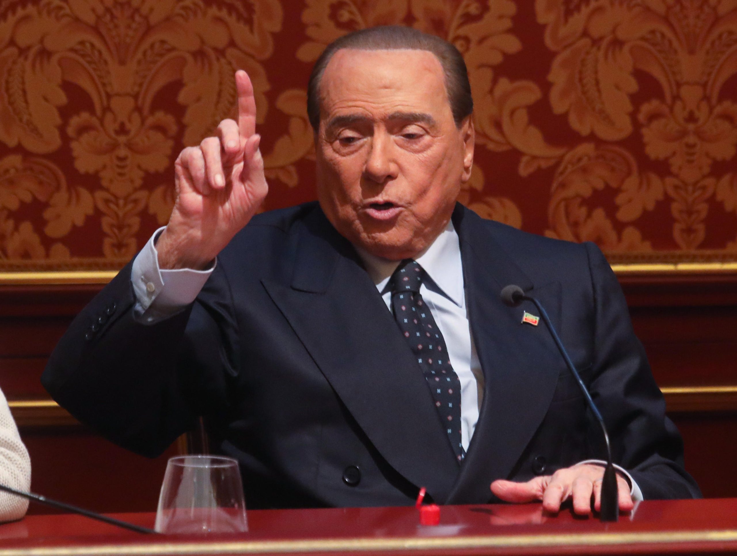 Aperto e letto ai figli il testamento di Silvio Berlusconi Aperto e letto ai figli il testamento di Silvio Berlusconi