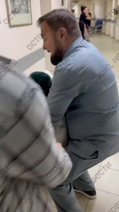 Russia: giornalista di Novaja Gazeta picchiata e rasata dalla Polizia | video