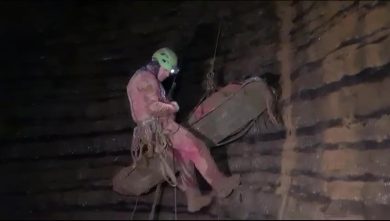 La speleologa nella grotta a Bergamo è salva ed è stata portata in superficie