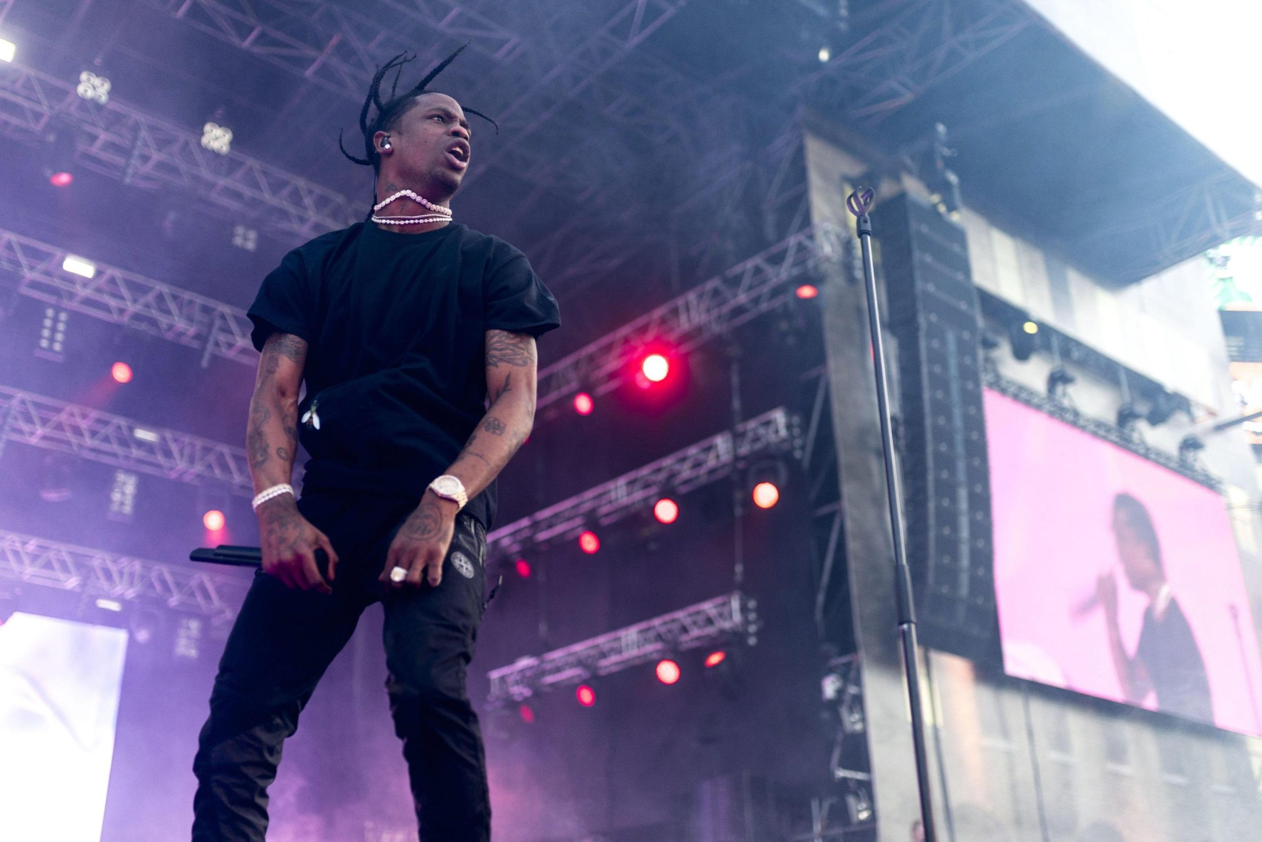Travis Scott prosciolto dalle accuse per i 10 morti nel suo concerto in Texas del 2021