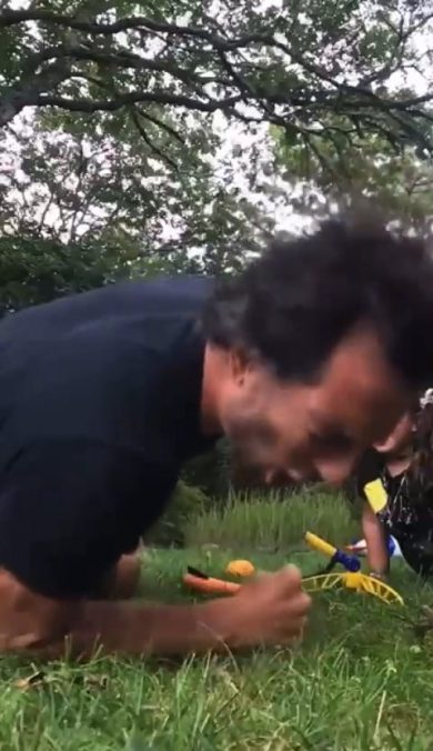 Papà si accascia a terra dopo aver ricevuto un missile giocattolo nelle parti basse | video