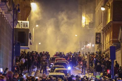 Nuova notte di proteste in Francia: incidenti e oltre 700 arresti