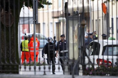 Pordenone: uomo barricato in casa da ieri. È in possesso di armi e minaccia il suicidio