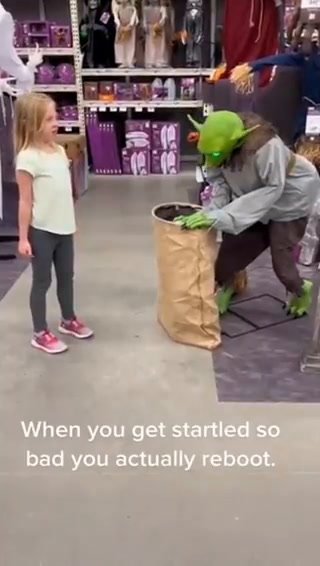 Bambina vs Robot, chi si spaventerà di più? | video