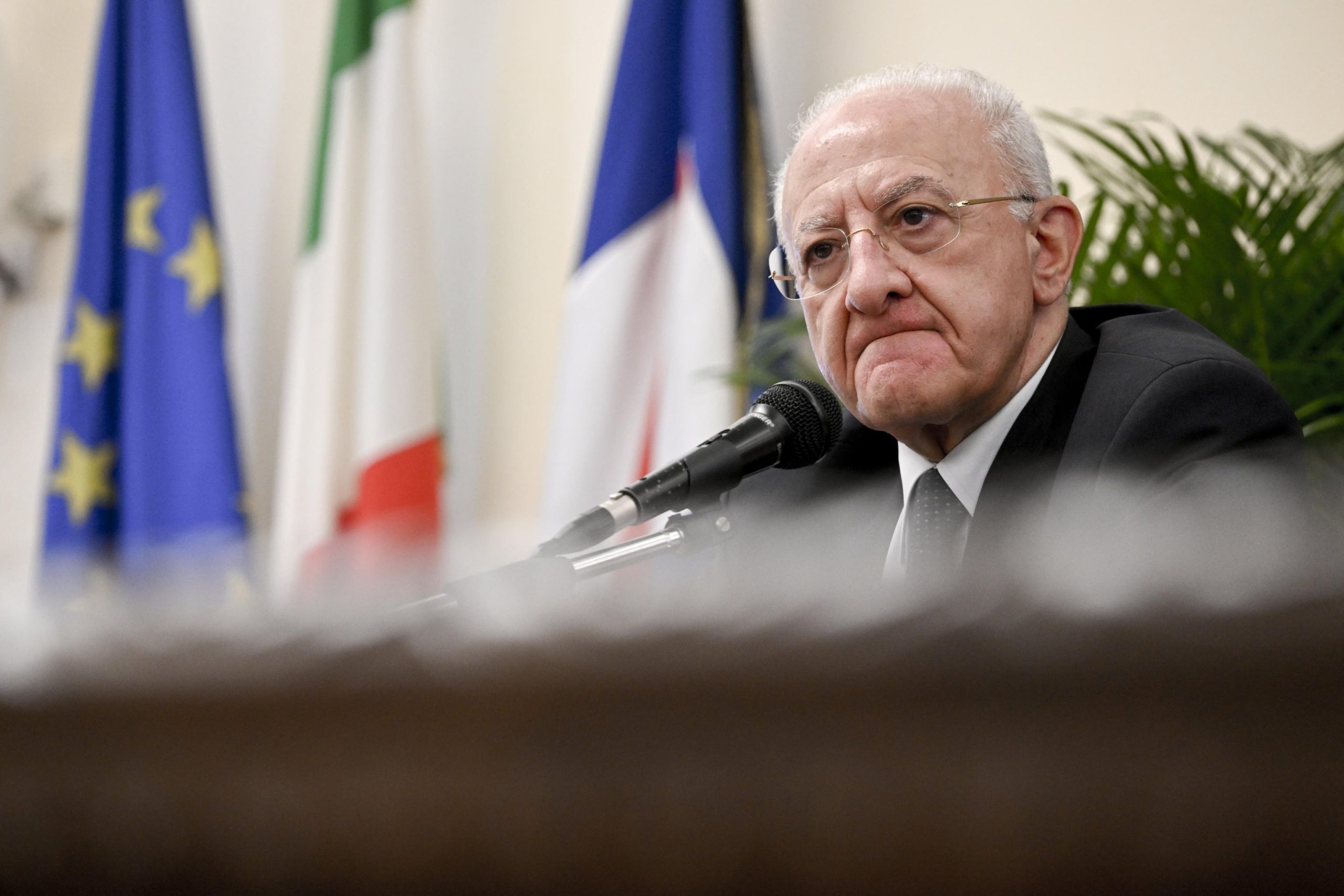 De Luca: «Caivano è un inferno, serve un anno d’assedio militare»