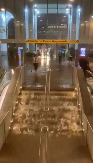 Nubifragio a Genova, allagata la stazione Principe I video