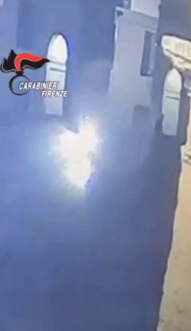 Firenze, ecco i ragazzi che imbrattano il Corridoio Vasariano | video