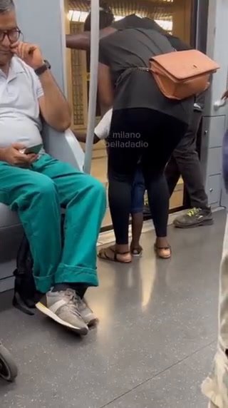 Milano, immigrata blocca la metropolitana per far fare la pipì al figlio | video