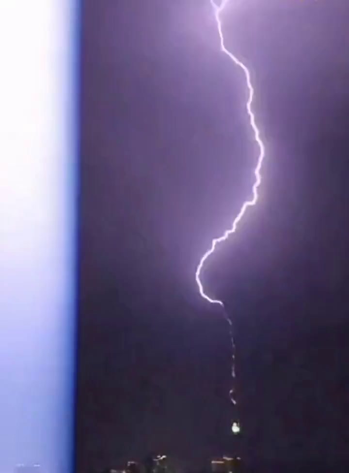Enorme fulmine colpisce la Torre dell'Orologio alla Mecca