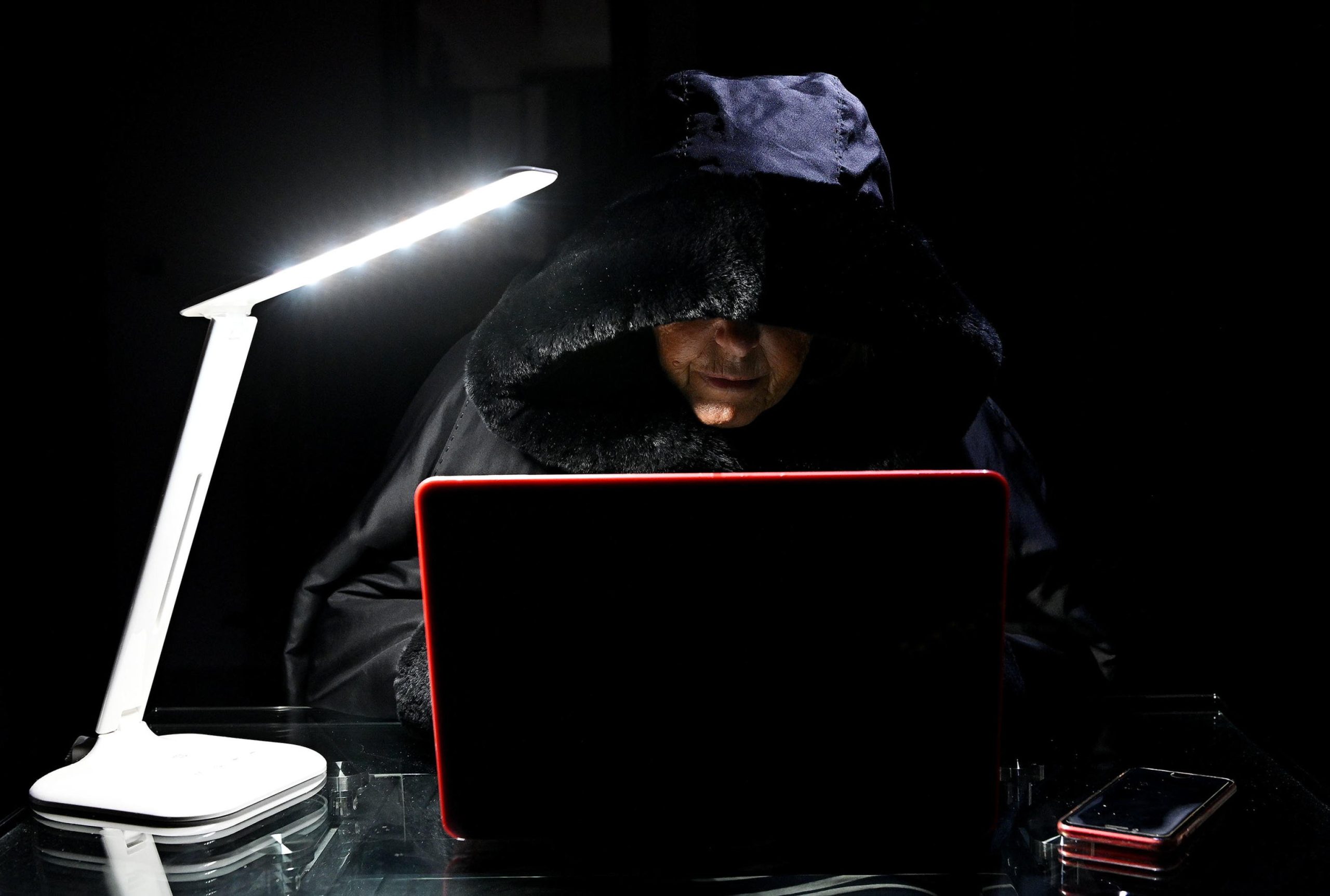 Non sono solo i cyber criminali a spiarti