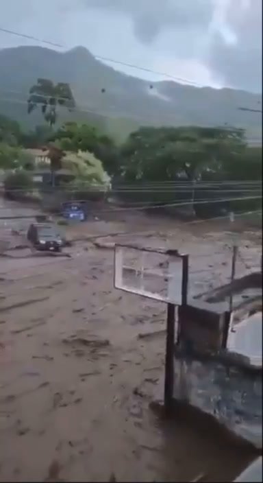 Inondazioni terrificanti in Cile; l’acqua arriva ai tetti delle case | video