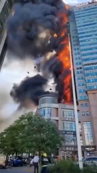 Cina, incendio scoppia in un edificio di Xintiandi, a Tianjin | video