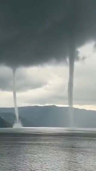 Due trombe marine nel lago di Toba, in Indonesia | video