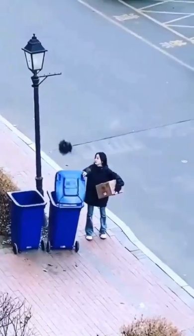 Buttare la spazzatura con una mossa acrobatica | video