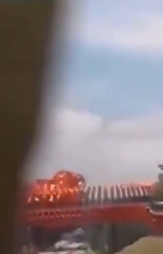 Malesia: aereo si schianta sull’autostrada. 10 morti | video