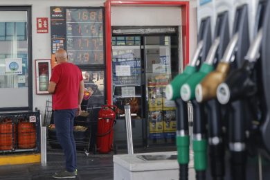 Prezzi benzina in aumento: al self in autostrada a 2,019 euro