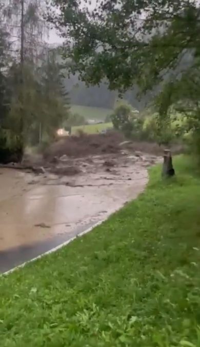 Maltempo a Luson; esonda il torrente. Ecco la marea di fango | video