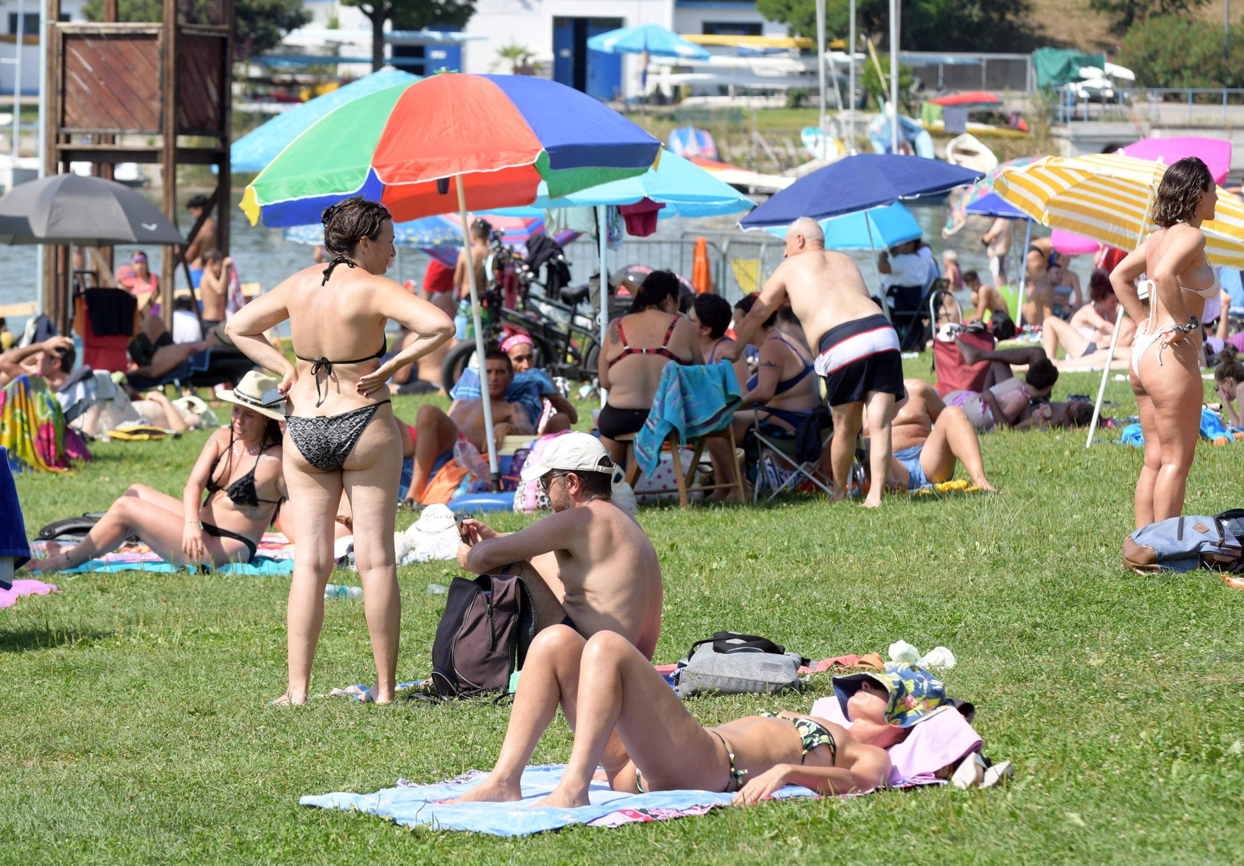 Gli italiani pazzi per il Ferragosto, anche sui social