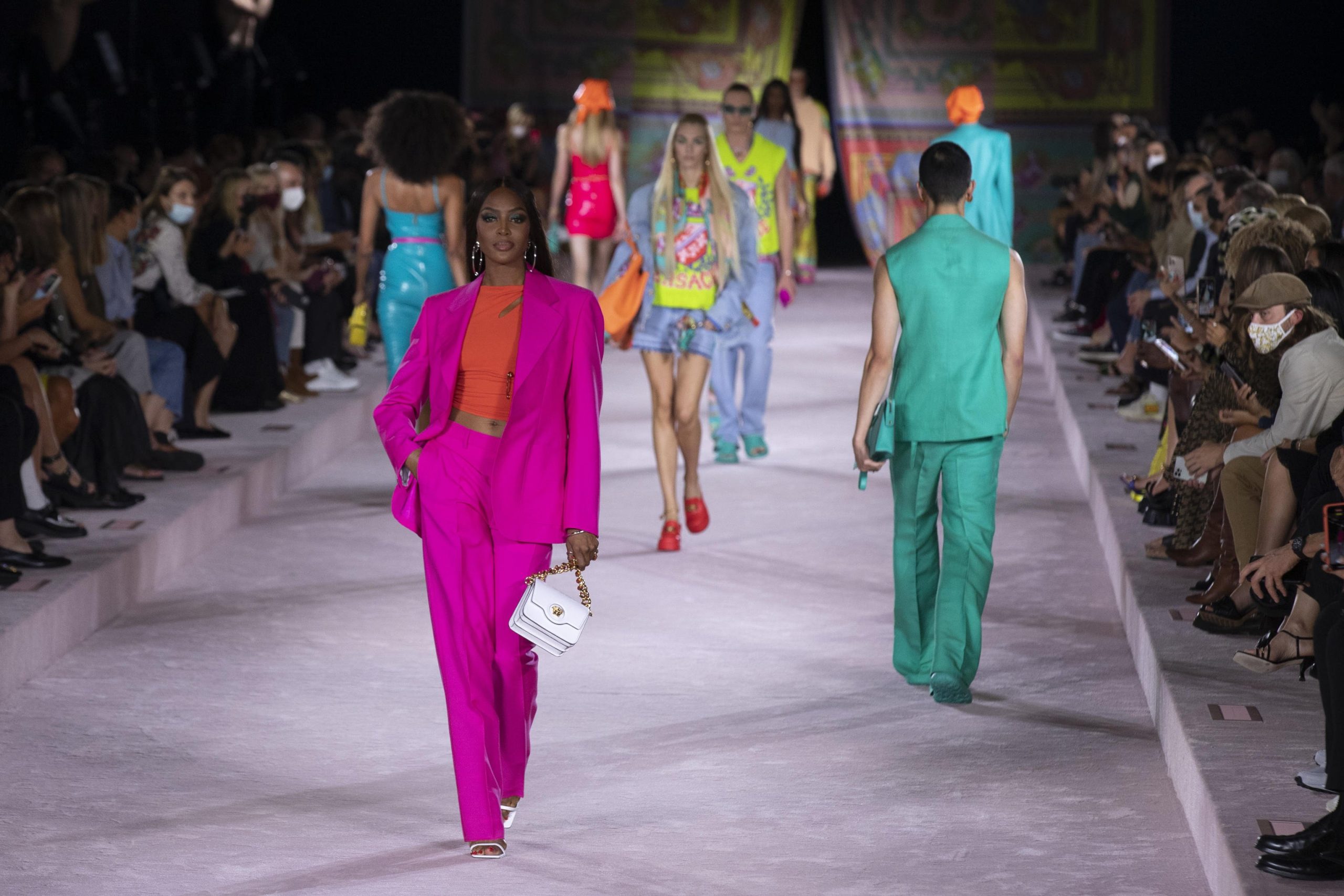 Tapestry acquista Capri, la holding di Versace, per 8,5 miliardi