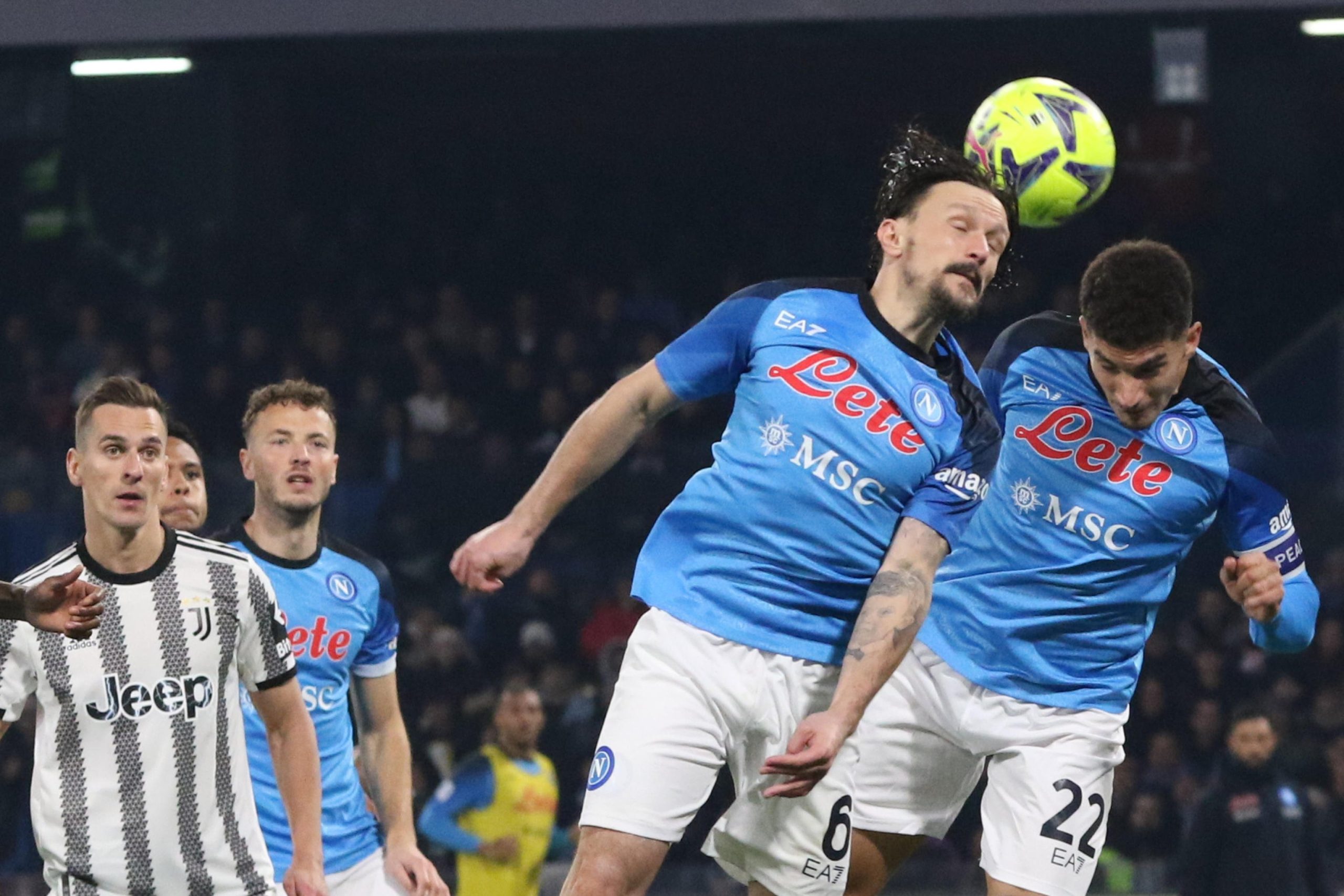 Mario Rui, scontento al Napoli per colpa di un ingaggio non allungato Mario Rui, scontento al Napoli per colpa di un ingaggio non allungato