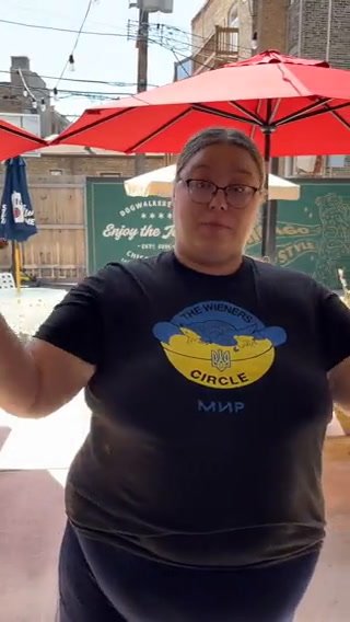 Ed Sheeran cameriere per un giorno manda la folla in delirio | video