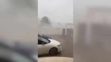 Oman, tempesta di acqua e vento si abbatte su Al-Arid | video