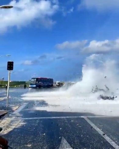 Mareggiata alle Maldive: motociclisti scaraventati a terra