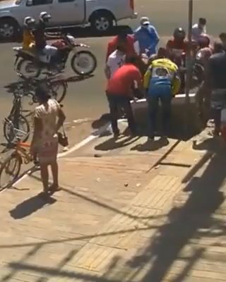 Motociclista si scontra, sbalza sulla strada e finisce dentro un tombino | video