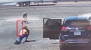 Bimbo in pericolo sul passeggino, la mamma prova a salvarlo ma cade  | video