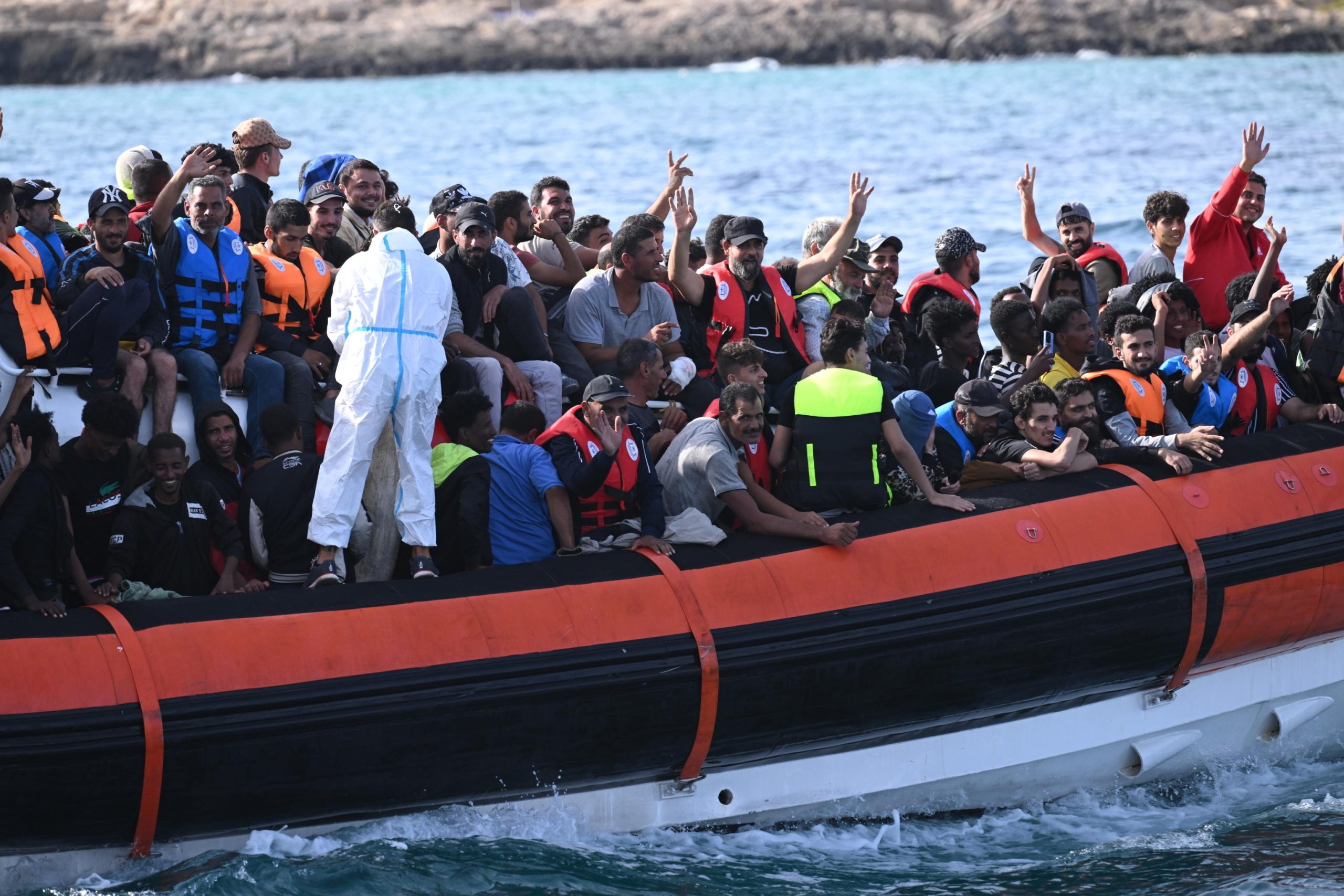Sette navi Ong in rotta verso Lampedusa. Preoccupazione del governo italiano Sette navi Ong in rotta verso Lampedusa. Preoccupazione del governo italiano