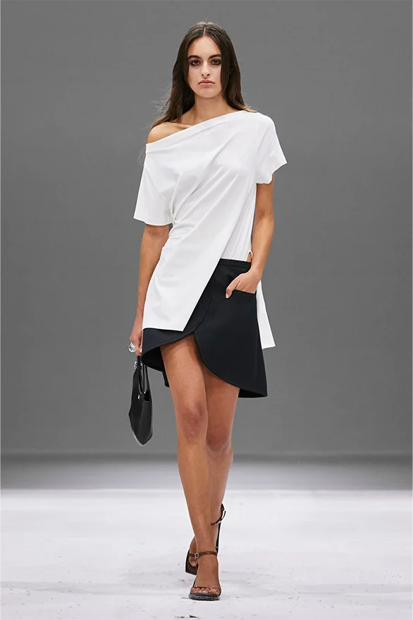 Le morbide silhouette di Courrèges e l’arte secondo Acne Studios Le morbide silhouette di Courrèges e l’arte secondo Acne Studios