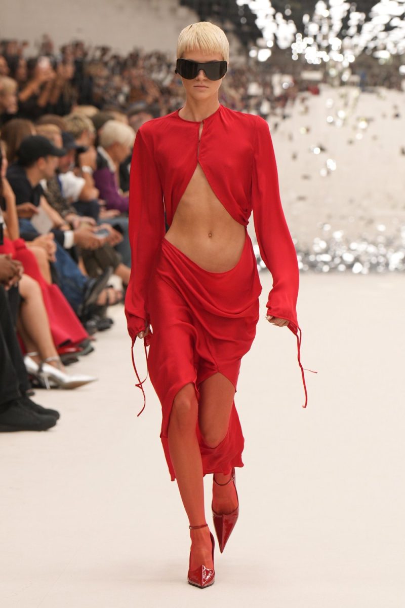 Le morbide silhouette di Courrèges e l’arte secondo Acne Studios Le morbide silhouette di Courrèges e l’arte secondo Acne Studios