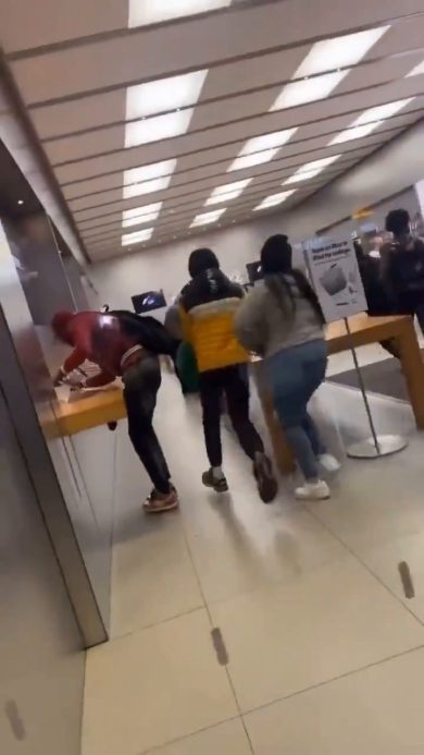 Philadelphia, assalto a negozio Apple | video
