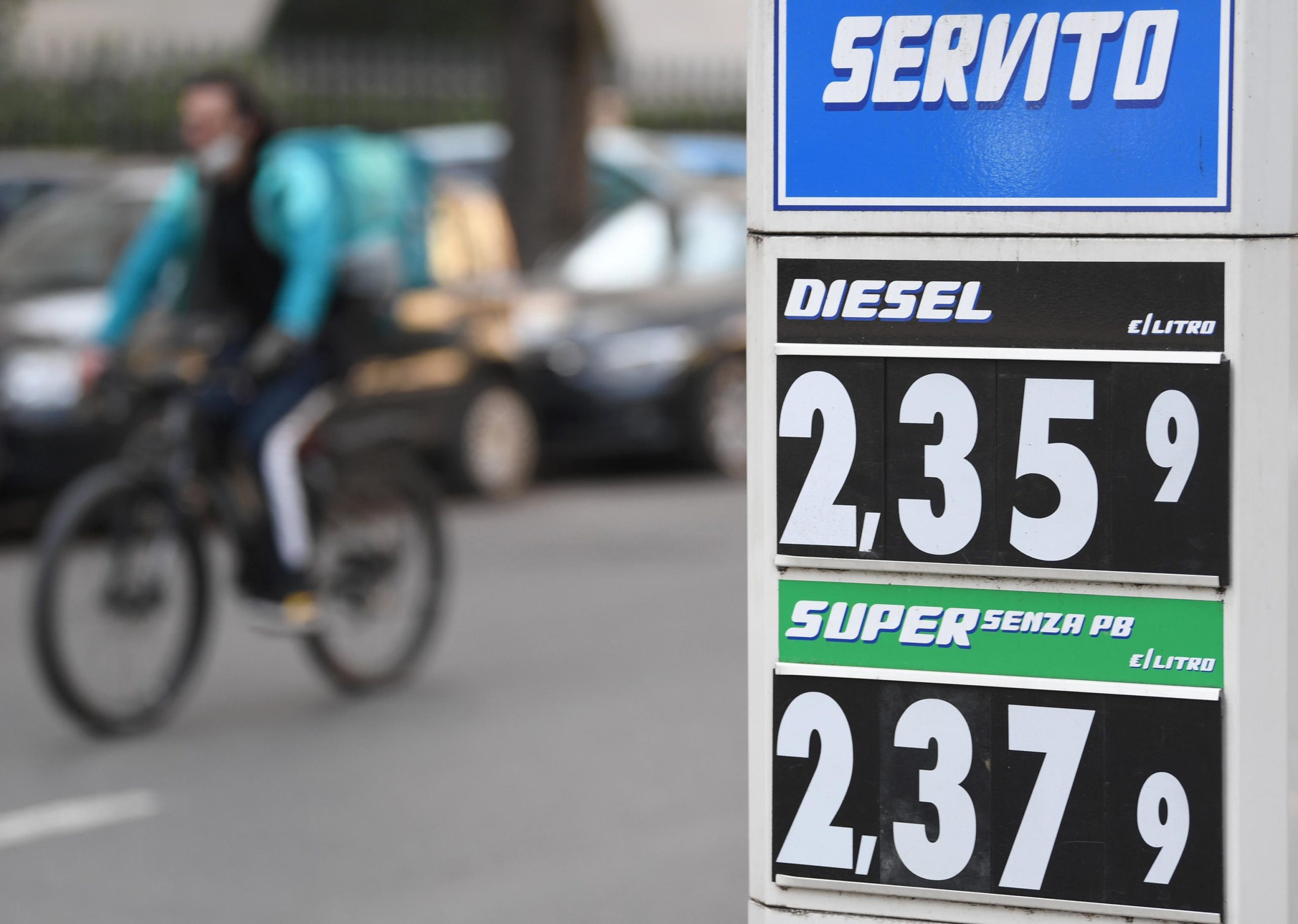 Caro carburanti, il Governo apre all’utilizzo dell’accisa mobile