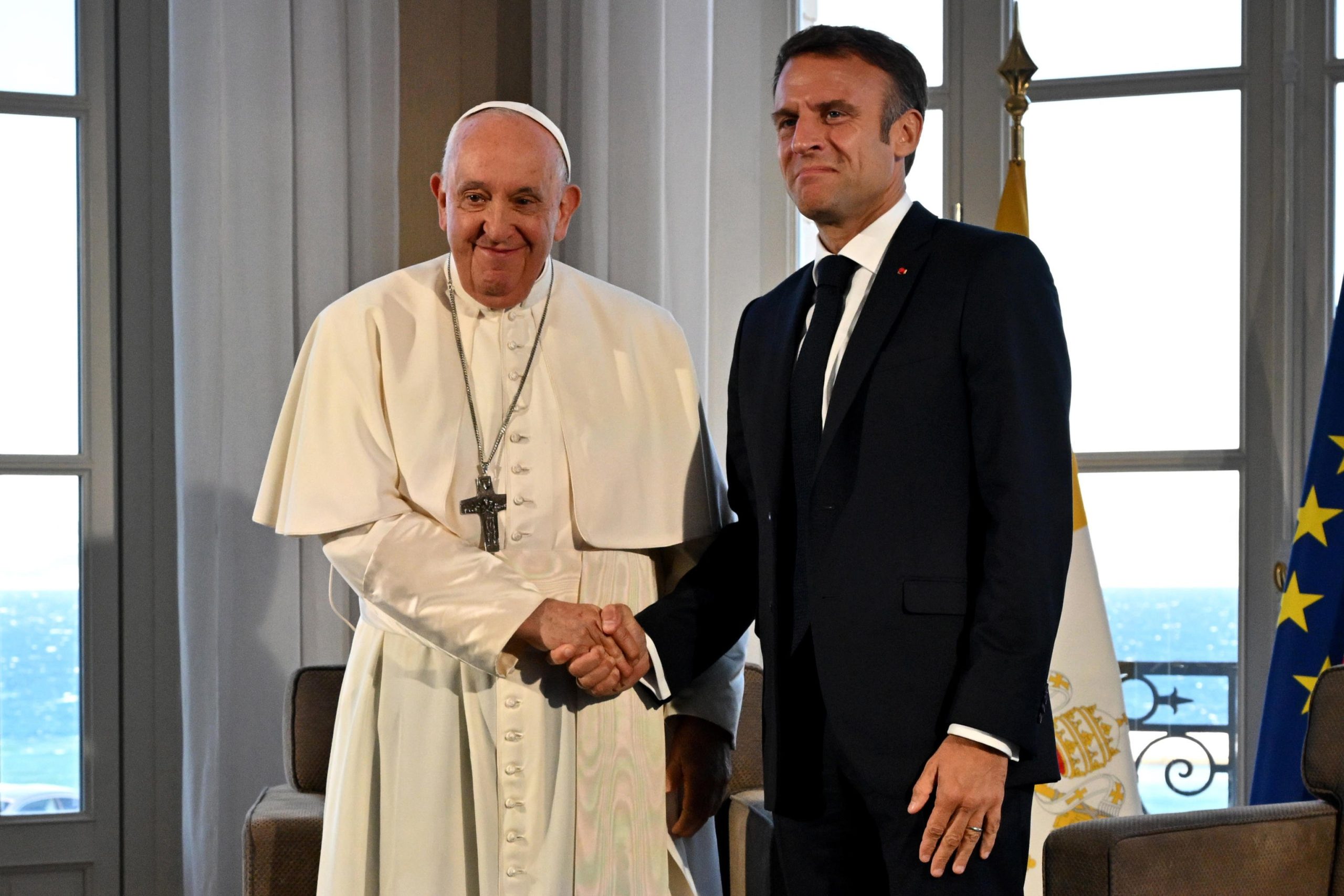 Macron oggi parla dei migranti come la Meloni: «Non dobbiamo lasciare l’Italia sola»