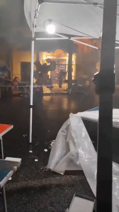 Maltempo a Modugno colpisce la bancarelle di un mercato | video