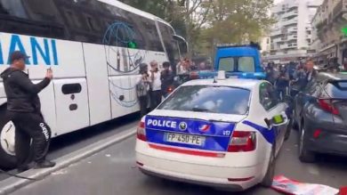 Parigi, manifestanti assaltano a sprangate auto della Polizia I video