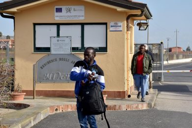 Migranti: 5.000 euro per non essere trattenuti nei centri di accoglienza