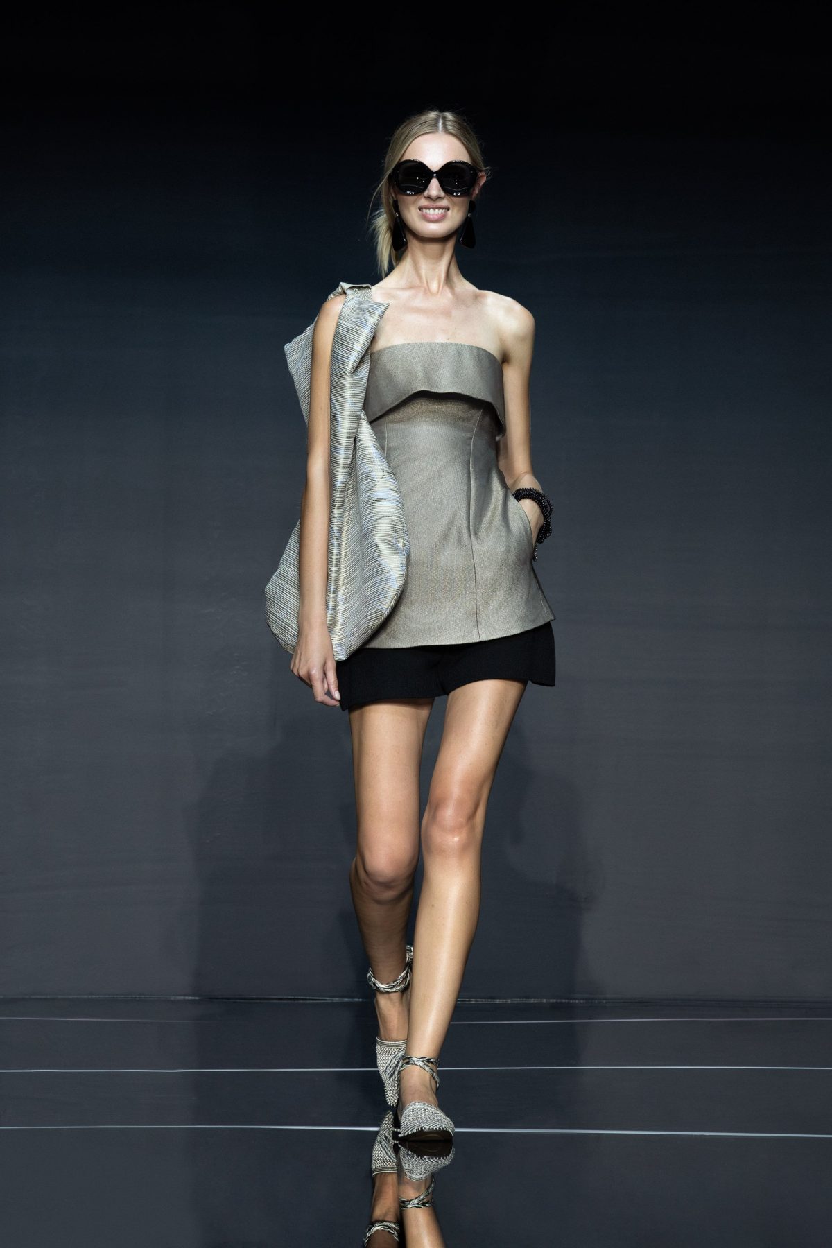 Galleria foto 'Emporio Armani, fra luccichii e colori confetto' - foto 2