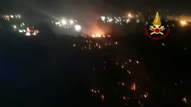 Palermo, allarme incendi: scuole chiuse e abitazioni abbandonate I video