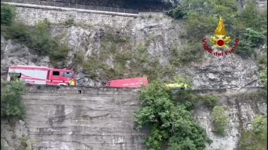 Brescia: tir cade in una scarpata dopo un incidente | video