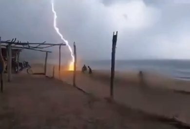 Fulmine in Messico colpisce ed uccide due persone in spiaggia | video