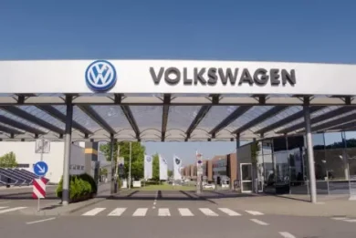 Flop dell’auto elettrica: Volkswagen taglia ancora. E i lavoratori Stellantis tremano