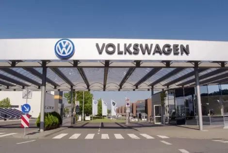 Flop dell’auto elettrica: Volkswagen taglia ancora. E i lavoratori Stellantis tremano