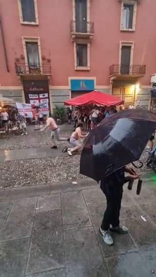 Tifosi del Newcastle a Milano, ‘scivolano’ sotto la pioggia I video