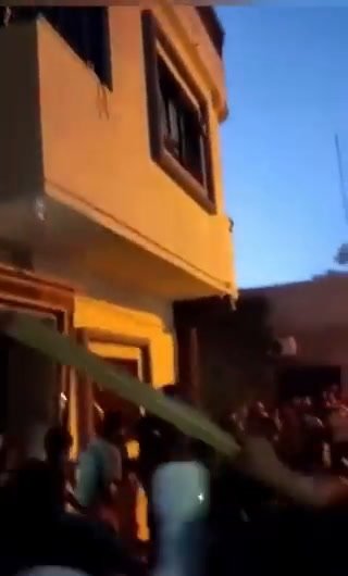 Libia, manifestanti bruciano la casa del sindaco di Derna I video