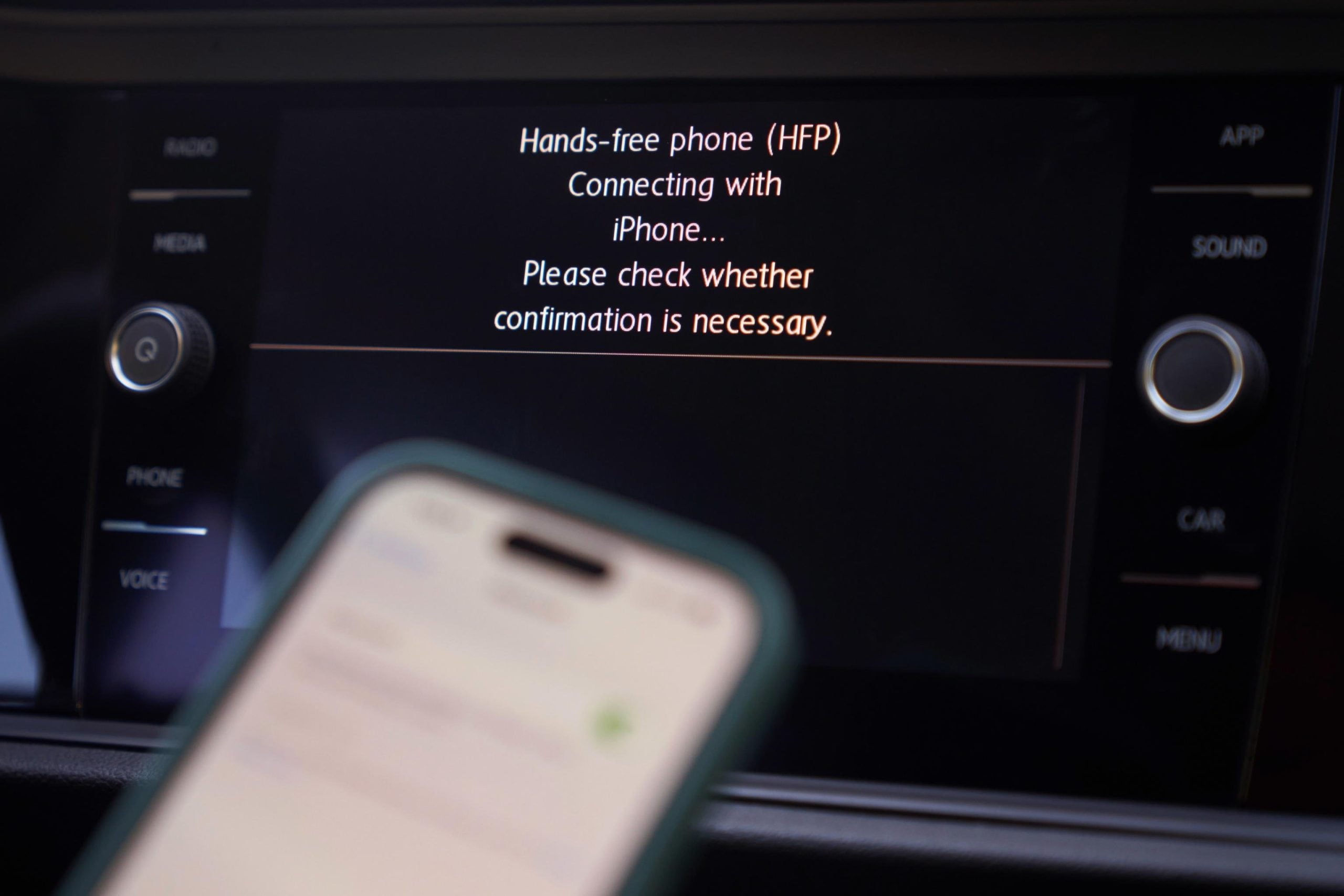 Multe stradali, fino a 1600 euro per chi usa il telefono alla guida