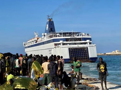 Lampedusa, caos a Porto Empedocle: migranti in fuga dalla struttura
